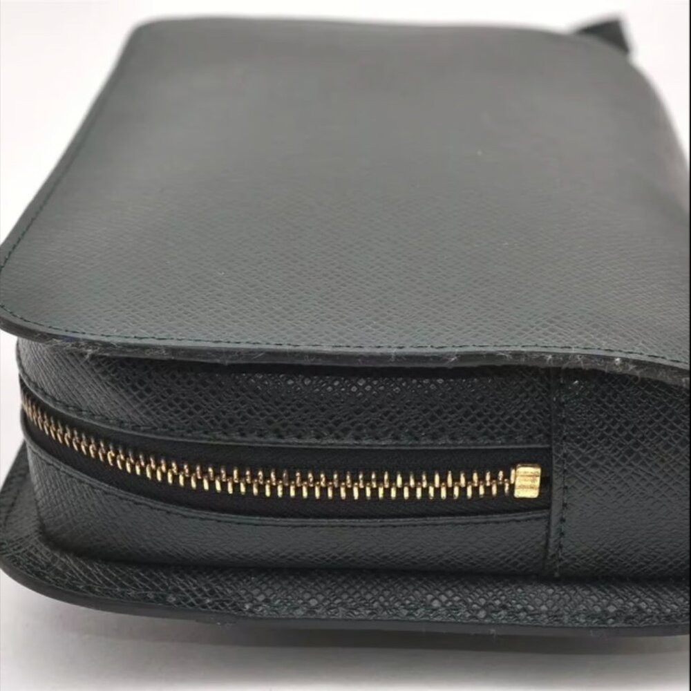 AUTHENTIC LOUIS VUITTON TAIGA BAIKAL GREEN LEATHER CLUTCH BAG - Picture 4 of 12